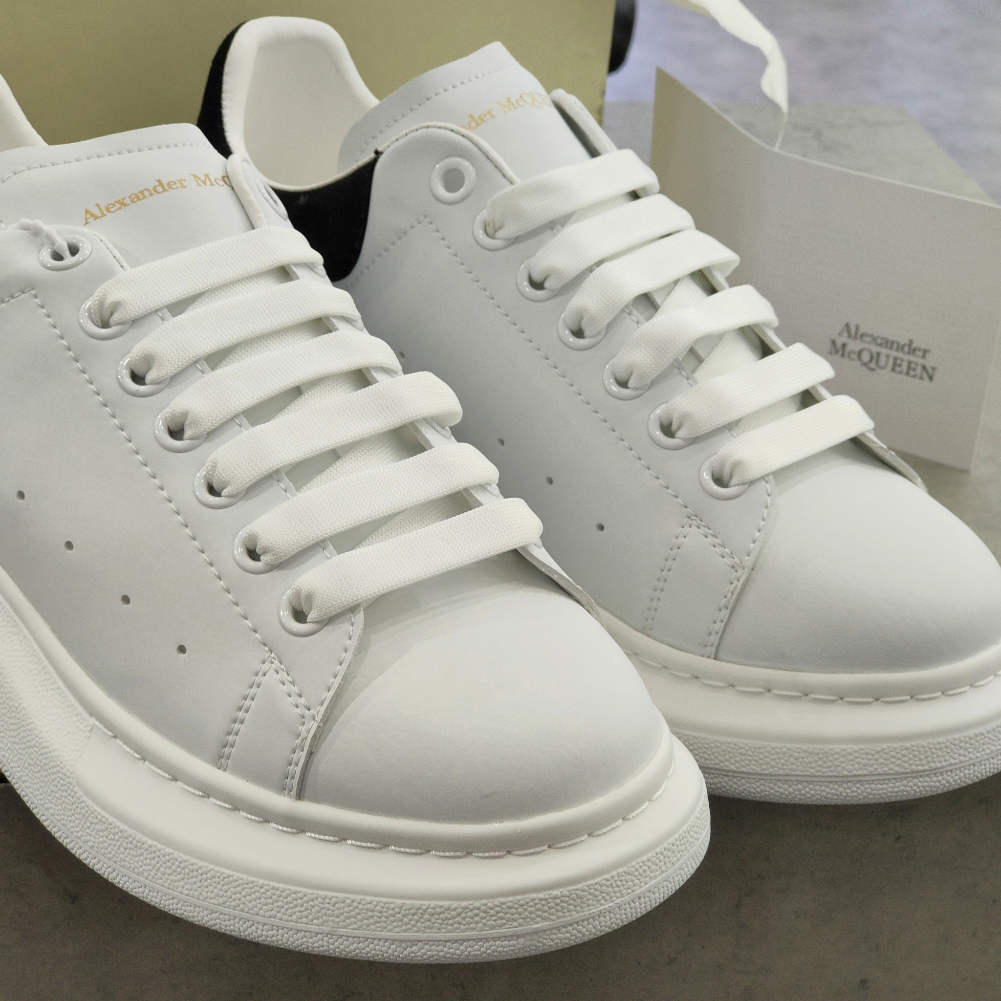 Alexander McQUEEN Trắng Đen (2) Alexander-McQUEEN-Trang-Den-2