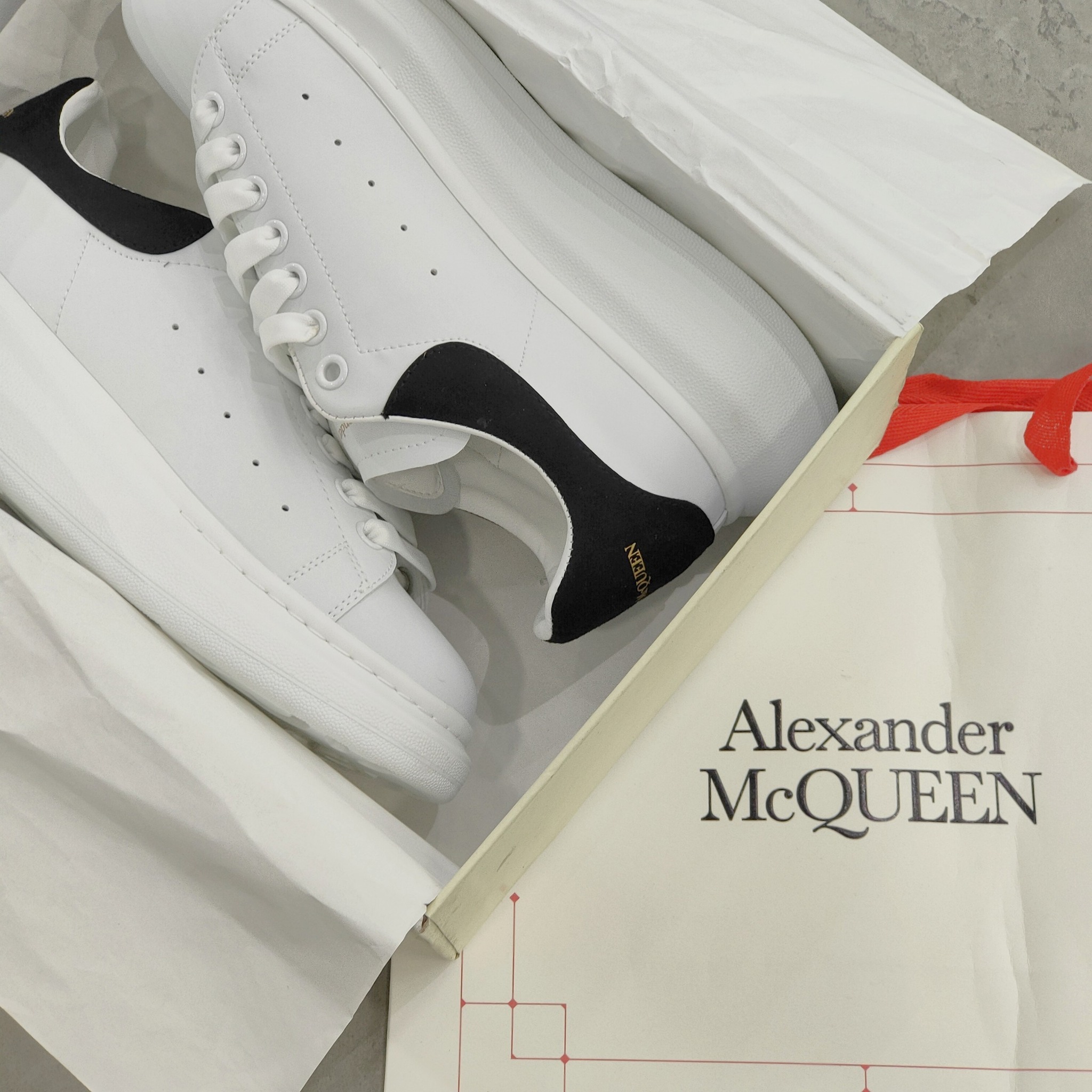 Alexander McQUEEN Trắng Đen (3) Alexander-McQUEEN-Trang-Den-3