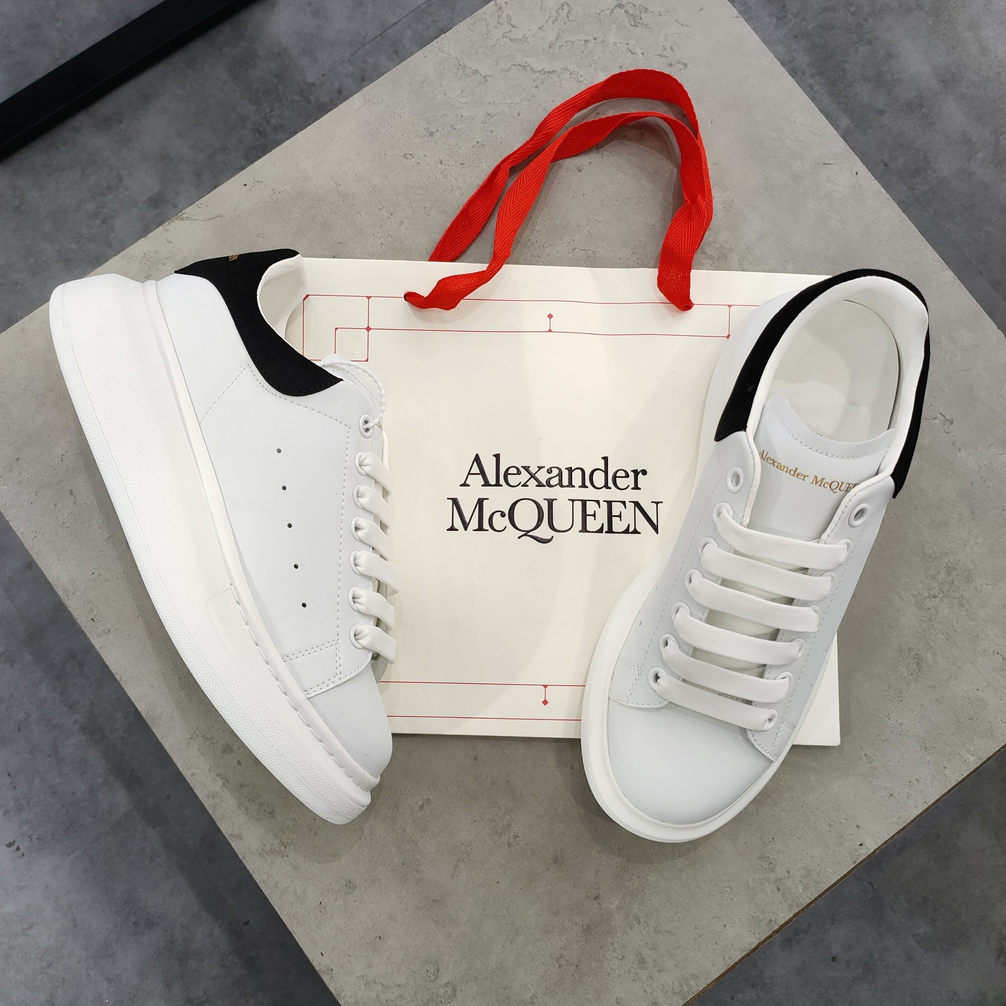 Alexander McQUEEN Trắng Đen 5 Alexander-McQUEEN-Trang-Den-5