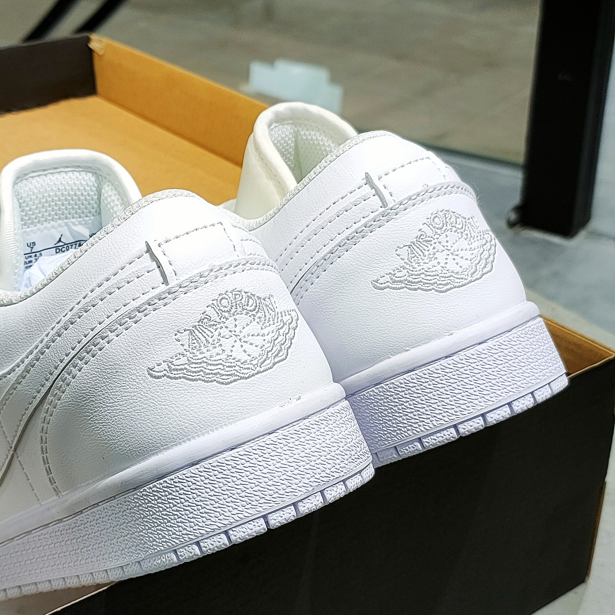 jordan 1 low all white (5) jordan-1-low-all-white-4
